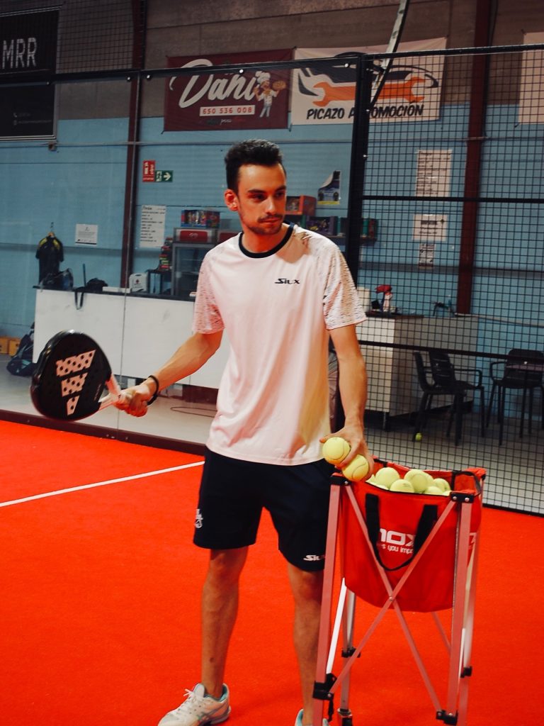 Jugador de pádel entrenando en una pista de pádel cubierta en Padel Tarazona, Tarazona