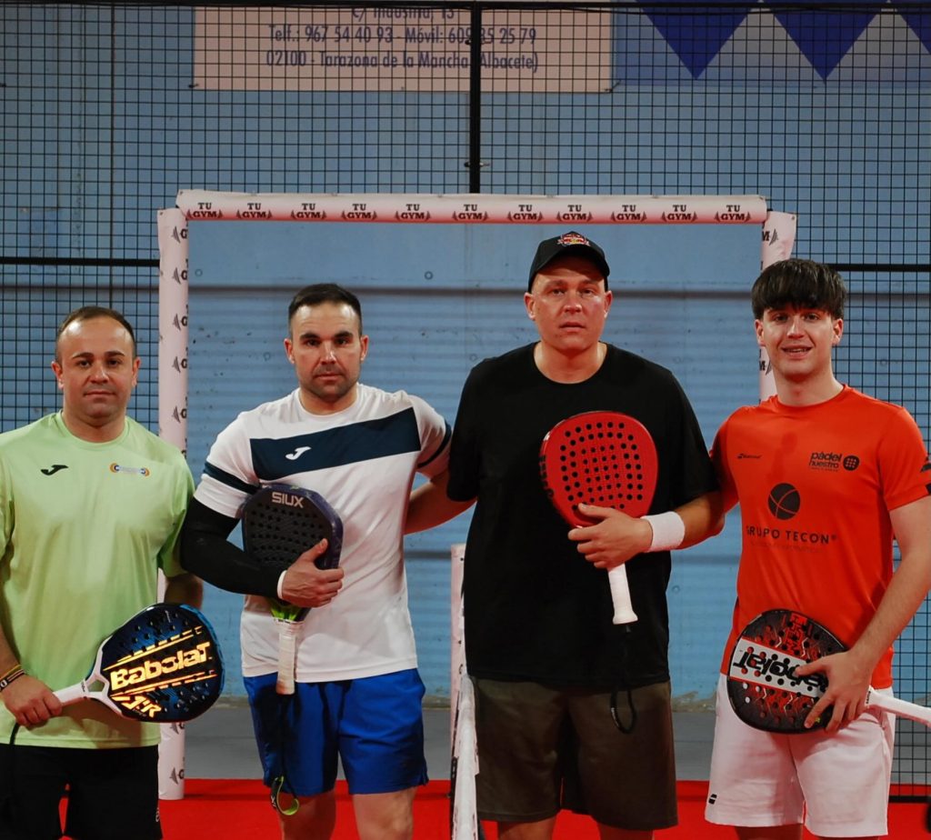 Jugadores de pádel posando con sus palas tras un torneo en Padel Tarazona, Tarazona