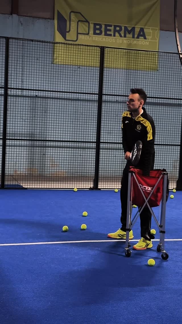 Jugador de pádel en una pista de pádel cubierta con suelo azul en Padel Tarazona, Tarazona