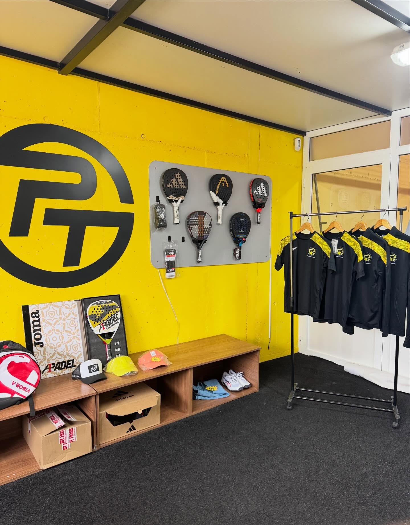 Tienda de material de pádel en Padel Tarazona, club de pádel en Tarazona